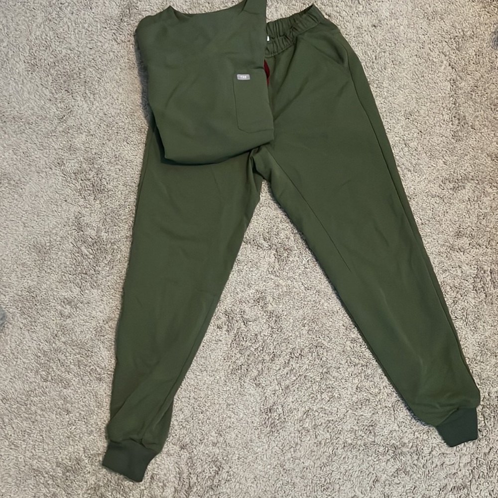 Mens Figs Olive Set (small)